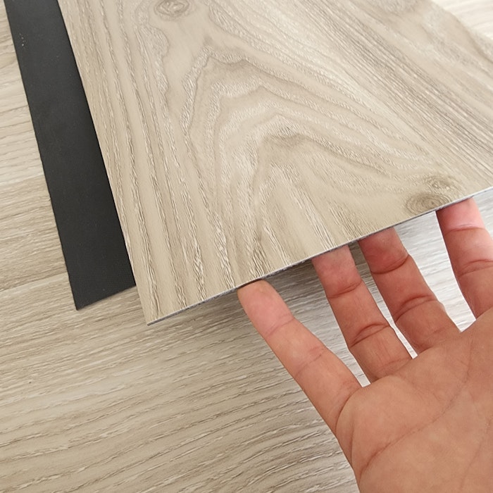 piso-vinilico-nogueira-claro-detalhe.jpg
